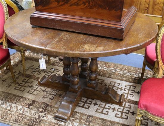 A substantial oak circular topped extending dining table (no leaves) W.120cm